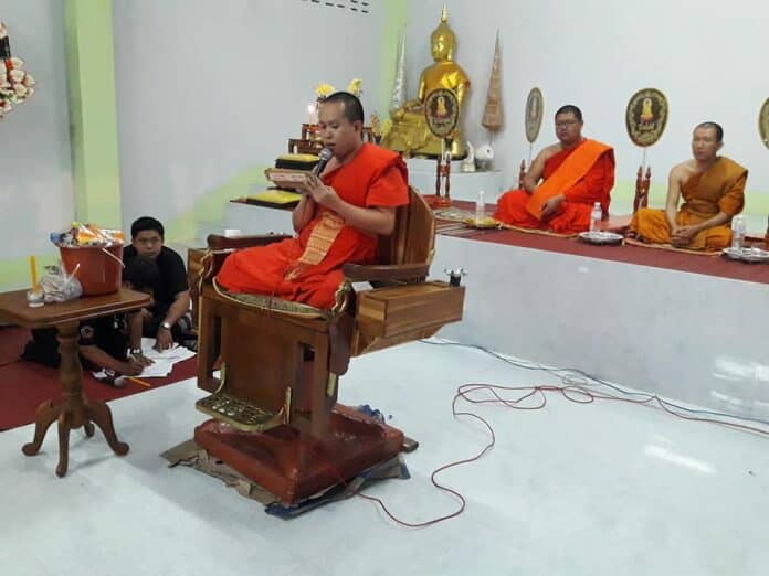 ธรรมาสน์ สำหรับพระนั่งเทศน์ ดัดแปลงมาจากที่ตัดผม ที่เดียวในโลก !!!