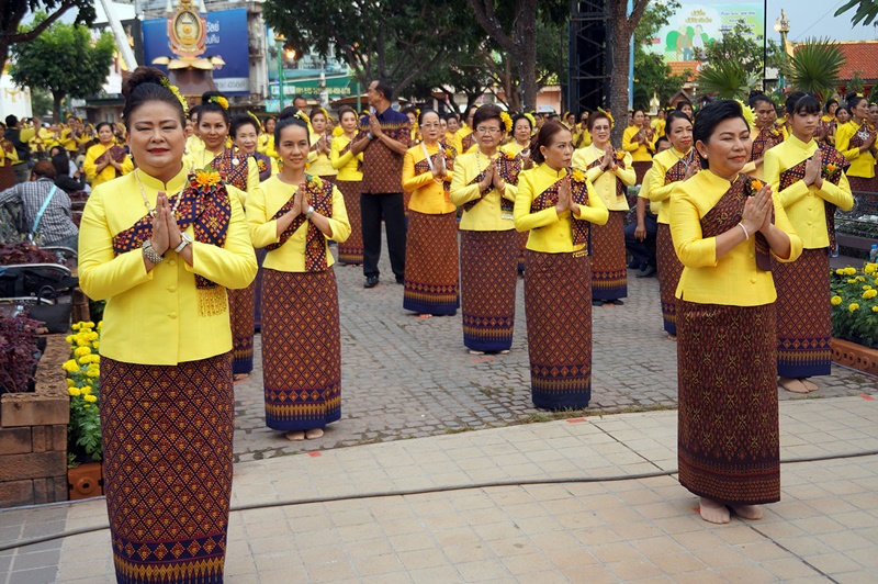 ฉลอง 221 ปี จ.ขอนแก่น ปชช.7 หมื่นคน พร้อมใจสวมใส่ชุดรำผ้าไหมประจำจังหวัด