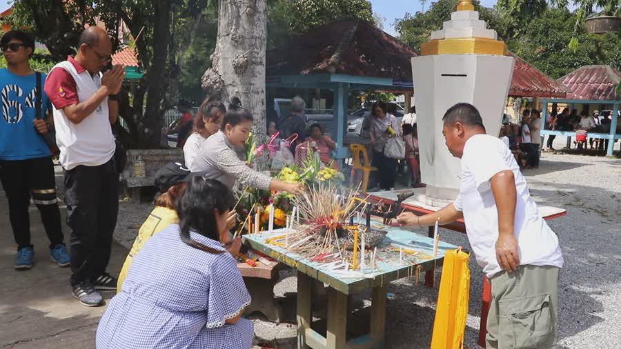 ชาวยะลาร่วมบุญ สารทเดือนสิบ คึกคัก สืบสานประเพณี ส่งตายาย ชิงเปรต-แห่หมรับ