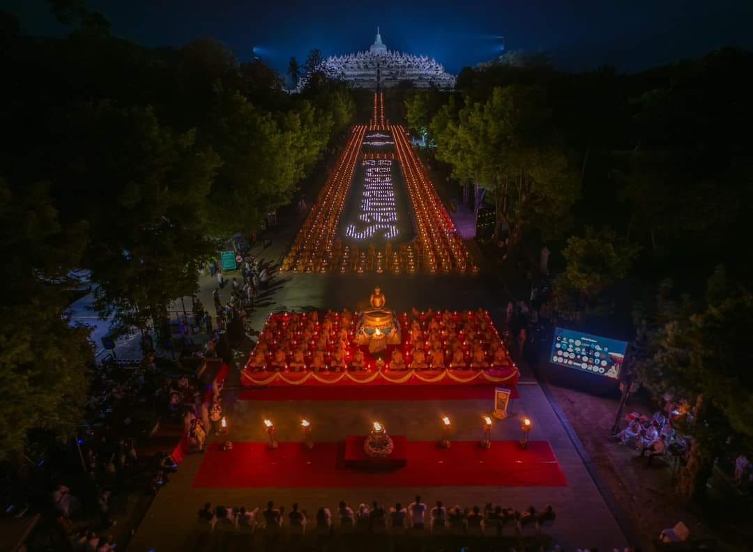 พิธีจุดโคมประทีปถวายเป็นพุทธบูชา ณ มหาเจดีย์บุโรพุทโธ ประเทศสาธารณรัฐอินโดนีเซีย