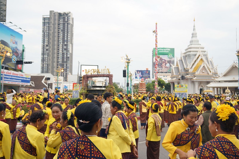 ฉลอง 221 ปี จ.ขอนแก่น ปชช.7 หมื่นคน พร้อมใจสวมใส่ชุดรำผ้าไหมประจำจังหวัด