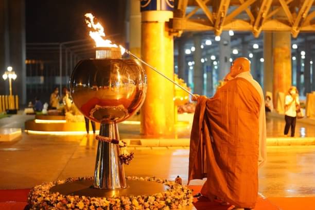 พระอาจารย์เซบงและคณะชาวเกาหลีใต้เข้ากราบคารวะหลวงพ่อทัตตชีโว และเยี่ยมชมวัดพระธรรมกาย