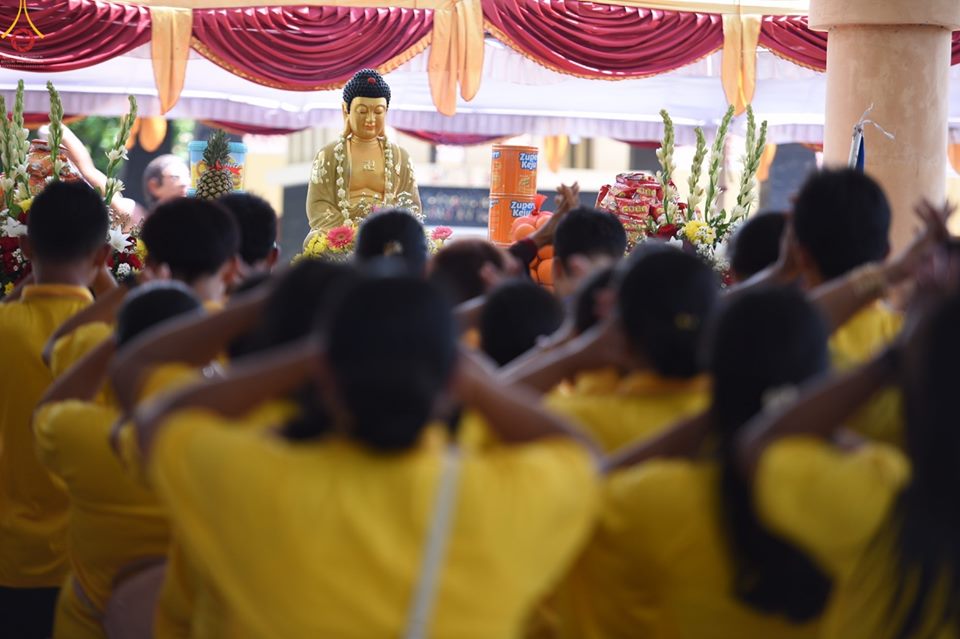 พิธีอัญเชิญ "ไฟศักดิ์สิทธิ์" เพื่อเฉลิมฉลองงานวิสาขบูชา