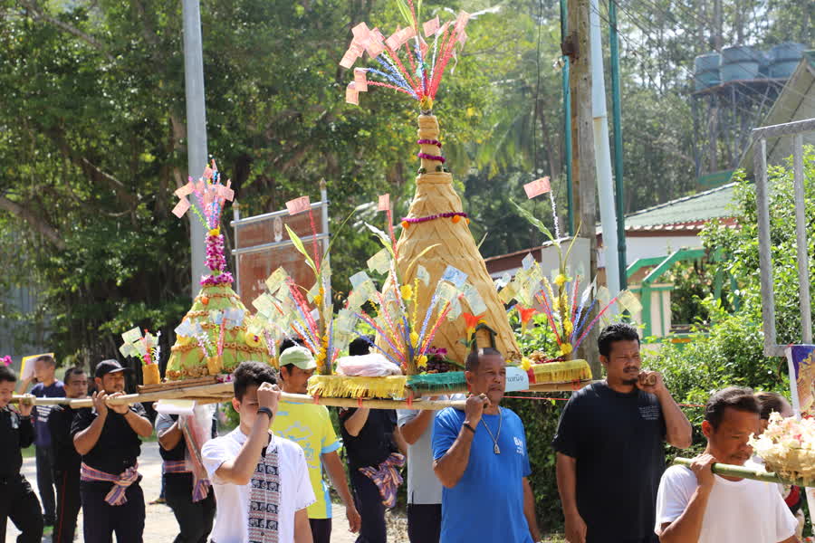 ชาวยะลาร่วมบุญ สารทเดือนสิบ คึกคัก สืบสานประเพณี ส่งตายาย ชิงเปรต-แห่หมรับ