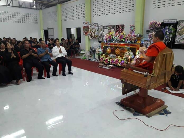 ธรรมาสน์ สำหรับพระนั่งเทศน์ ดัดแปลงมาจากที่ตัดผม ที่เดียวในโลก !!!