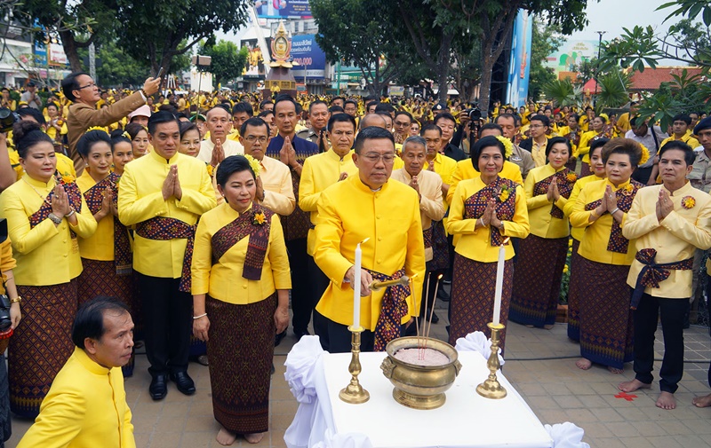 ฉลอง 221 ปี จ.ขอนแก่น ปชช.7 หมื่นคน พร้อมใจสวมใส่ชุดรำผ้าไหมประจำจังหวัด