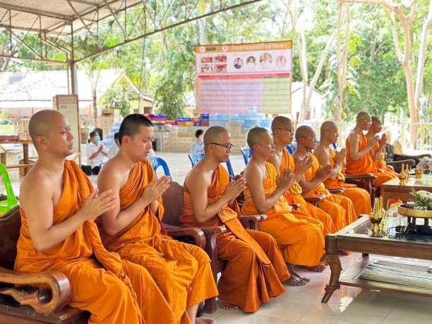 วัดพระธรรมกายฯ ถวายเครื่องบริขาร อาหาร น้ำปานะ แด่พระธรรมทูตสายต่างประเทศ มจร รุ่นที่ 29