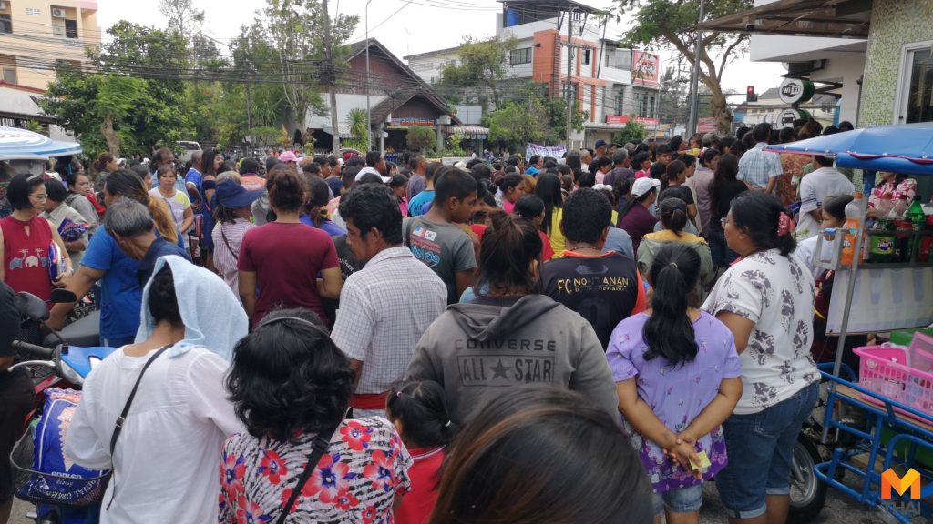 เศรษฐีเจ้าของโรงแรมดังใจบุญ แจกข้าวสารและน้ำดื่มฟรี ชาวบ้านแห่รับนับพันคน