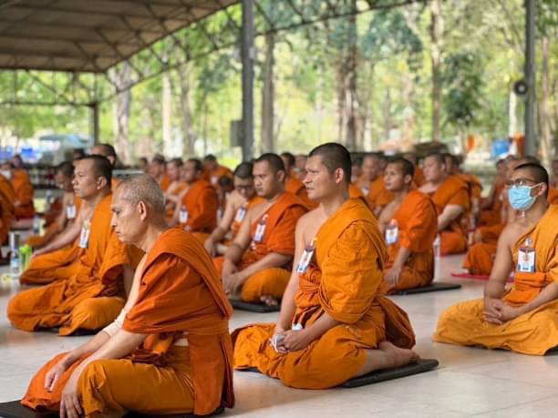 วัดพระธรรมกายฯ ถวายเครื่องบริขาร อาหาร น้ำปานะ แด่พระธรรมทูตสายต่างประเทศ มจร รุ่นที่ 29