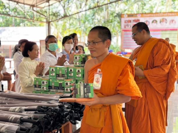 วัดพระธรรมกายฯ ถวายเครื่องบริขาร อาหาร น้ำปานะ แด่พระธรรมทูตสายต่างประเทศ มจร รุ่นที่ 29