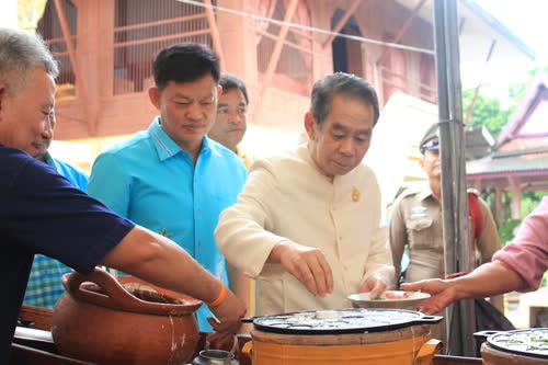 "ตักบาตร ขนมครกและน้ำตาลทราย" ประเพณีเก่าแก่ที่สืบทอดกันมาเกือบ 100 ปี