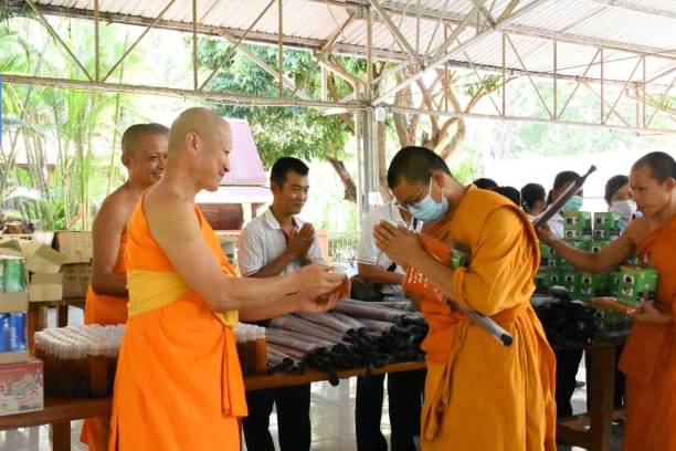 วัดพระธรรมกายฯ ถวายเครื่องบริขาร อาหาร น้ำปานะ แด่พระธรรมทูตสายต่างประเทศ มจร รุ่นที่ 29