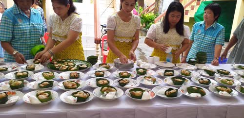 "ตักบาตร ขนมครกและน้ำตาลทราย" ประเพณีเก่าแก่ที่สืบทอดกันมาเกือบ 100 ปี