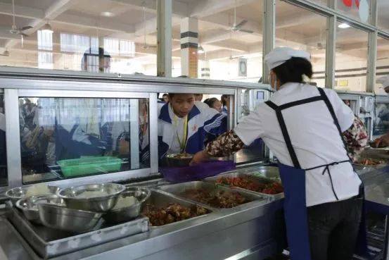 ชาวเน็ตแห่ชม! โรงเรียนมัธยมจีน คืนกำไรค่าอาหารให้นักเรียนทุกคน