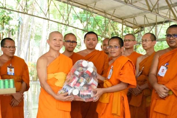 วัดพระธรรมกายฯ ถวายเครื่องบริขาร อาหาร น้ำปานะ แด่พระธรรมทูตสายต่างประเทศ มจร รุ่นที่ 29