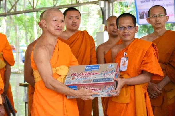 วัดพระธรรมกายฯ ถวายเครื่องบริขาร อาหาร น้ำปานะ แด่พระธรรมทูตสายต่างประเทศ มจร รุ่นที่ 29