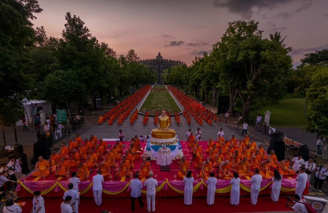 พิธีจุดโคมประทีปถวายเป็นพุทธบูชา ณ มหาเจดีย์บุโรพุทโธ ประเทศสาธารณรัฐอินโดนีเซีย