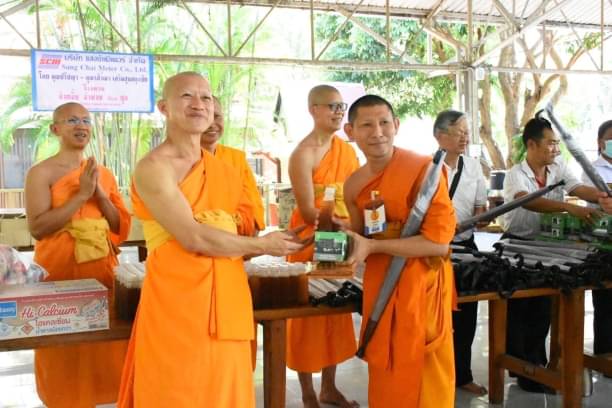 วัดพระธรรมกายฯ ถวายเครื่องบริขาร อาหาร น้ำปานะ แด่พระธรรมทูตสายต่างประเทศ มจร รุ่นที่ 29