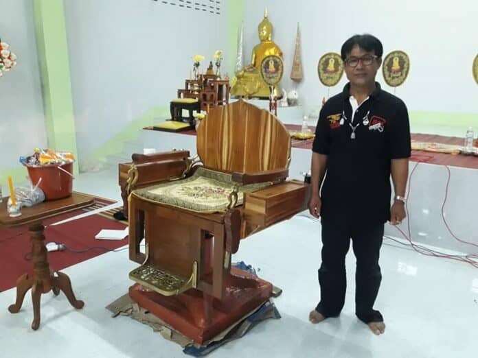 ธรรมาสน์ สำหรับพระนั่งเทศน์ ดัดแปลงมาจากที่ตัดผม ที่เดียวในโลก !!!