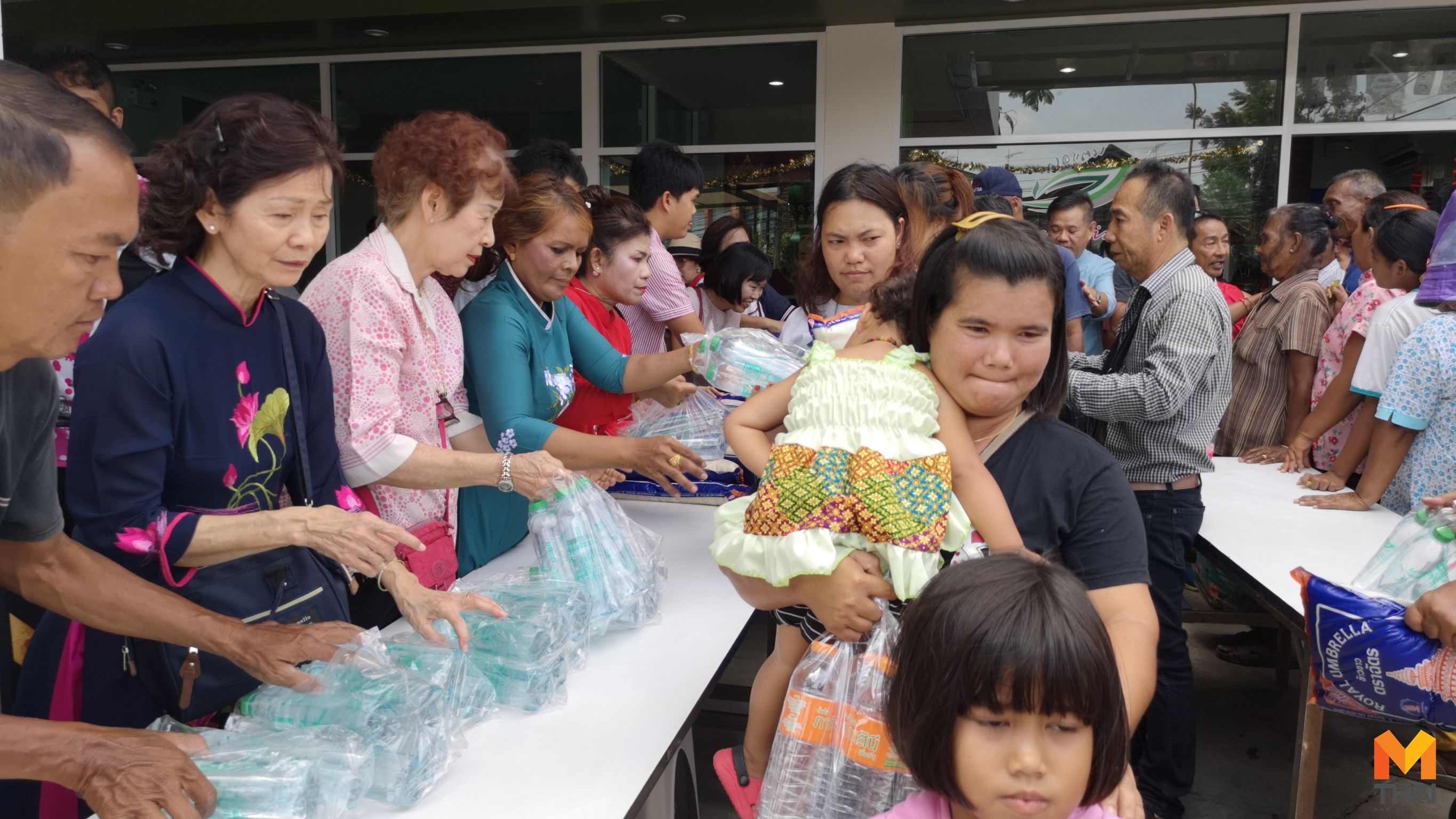 เศรษฐีเจ้าของโรงแรมดังใจบุญ แจกข้าวสารและน้ำดื่มฟรี ชาวบ้านแห่รับนับพันคน