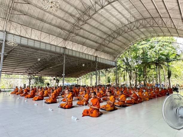 วัดพระธรรมกายฯ ถวายเครื่องบริขาร อาหาร น้ำปานะ แด่พระธรรมทูตสายต่างประเทศ มจร รุ่นที่ 29