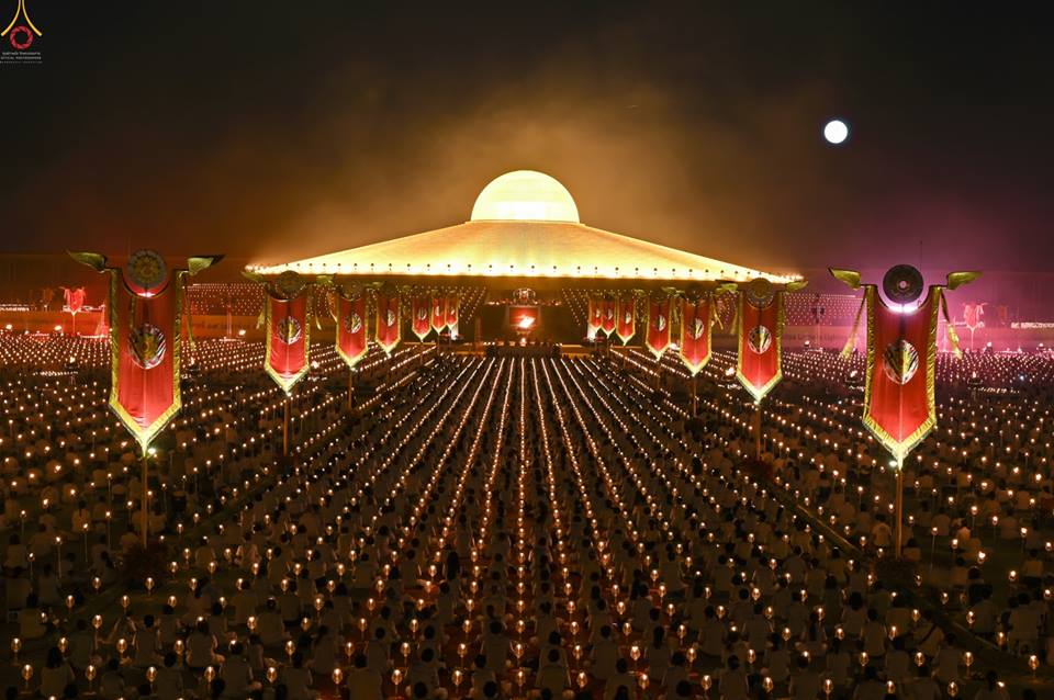 ธรรมกายจัดพิธีจุดโคมมาฆประทีป ชาวพุทธร่วมงานจำนวนมาก