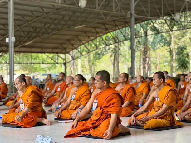 วัดพระธรรมกายฯ ถวายเครื่องบริขาร อาหาร น้ำปานะ แด่พระธรรมทูตสายต่างประเทศ มจร รุ่นที่ 29