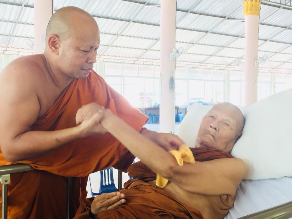 คณะทำงานธรรมนูญสงฆ์ สาธิตการอุปัฏฐากพระอุปัชฌาย์