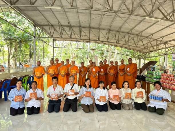 วัดพระธรรมกายฯ ถวายเครื่องบริขาร อาหาร น้ำปานะ แด่พระธรรมทูตสายต่างประเทศ มจร รุ่นที่ 29