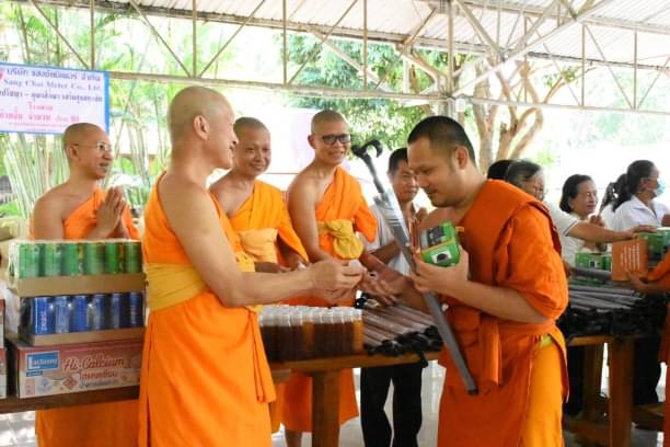 วัดพระธรรมกายฯ ถวายเครื่องบริขาร อาหาร น้ำปานะ แด่พระธรรมทูตสายต่างประเทศ มจร รุ่นที่ 29